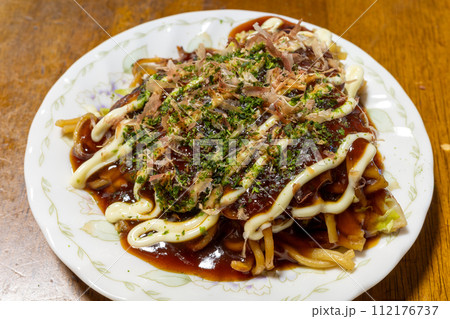 日本の岡山県岡山市のとても美味しいお好み焼き 日本の岡山県岡山市のとても美味しいお好み焼き 112176737