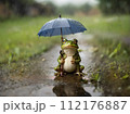雨の中傘をさしているカエル 112176887