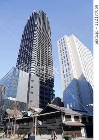 大阪市 船場 歴史的建造物 旧小西家住宅と高層ビル(冬) 大阪市 船場 歴史的建造物 旧小西家住宅と高層ビル(冬) 112177068