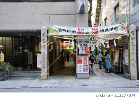 大阪市　道修町　少彦名神社参道とくすりの道修町資料館（左）（冬） 112177074