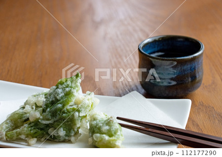 ふきのとうの天ぷらと冷酒のぐい呑み ふきのとうの天ぷらと冷酒のぐい呑み 112177290