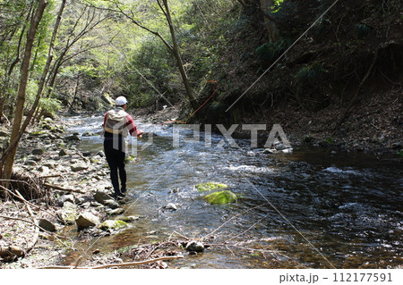 近郊の渓流でフライフィッシングを楽しむアングラー 近郊の渓流でフライフィッシングを楽しむアングラー 112177591