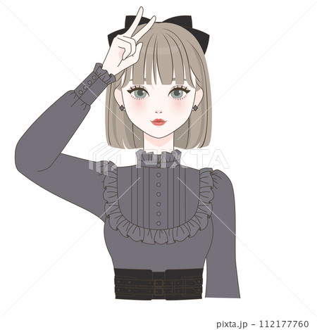 ピースをする女の子 ピースをする女の子 112177760