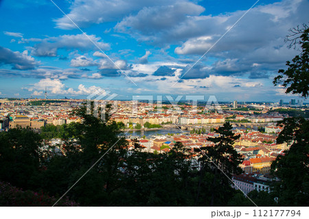 チェコのプラハの旧市街の街並みときれいな建築の風景 チェコのプラハの旧市街の街並みときれいな建築の風景 112177794