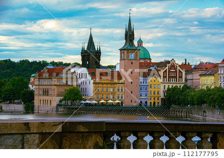 チェコのプラハの旧市街の街並みときれいな建築の風景 112177795