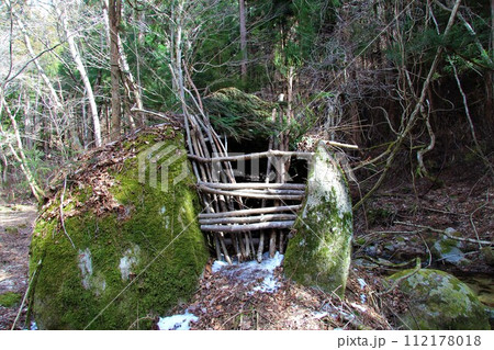 岩の裂け目でブッシュクラフト 岩の裂け目でブッシュクラフト 112178018