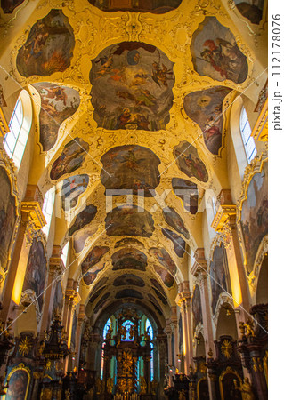 チェコのプラハの旧市街の街並みときれいな建築の風景 112178076