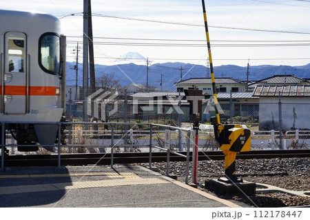 山梨県甲府市のJR身延線南甲府駅から富士山方面を臨む風景 112178447