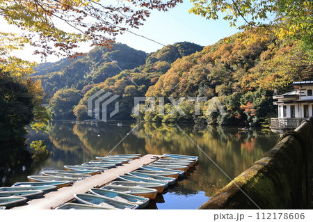間瀬ダムでできた間瀬湖の風景 間瀬ダムでできた間瀬湖の風景 112178606