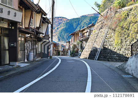 越前美濃街道の風景【岐阜県・郡上八幡】 112178691