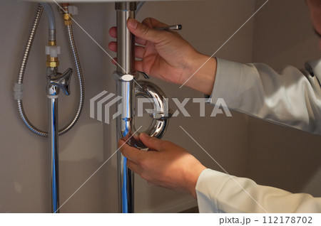 水道のメンテナンスをする男性 112178702