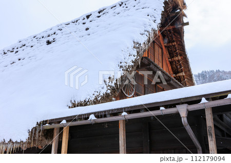 雪の積もった茅葺き屋根 雪の積もった茅葺き屋根 112179094