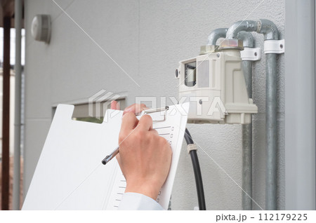 ガスメーターをチェックする男性 ガスメーターをチェックする男性 112179225