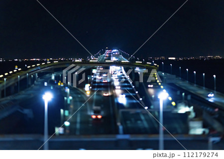 ミニチュア風・海ほたるPAと東京湾アクアラインの夜景 ミニチュア風・海ほたるPAと東京湾アクアラインの夜景 112179274