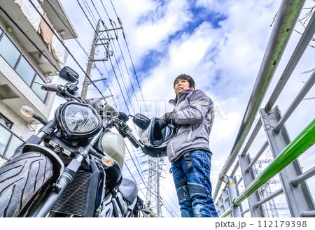 東京ツーリング 坂道に停めた大型バイクとライダー 東京ツーリング 坂道に停めた大型バイクとライダー 112179398