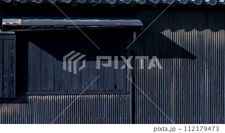 黒い壁の家 112179473