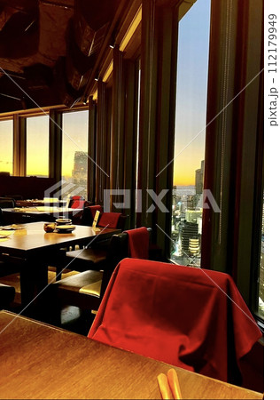 ダイニングとサンセット 112179949