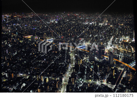 東京の夜景を見下ろす。綺麗に輝くビル群と隅田川、そして高速道路も存在感をあらわに 東京の夜景を見下ろす。綺麗に輝くビル群と隅田川、そして高速道路も存在感をあらわに 112180175