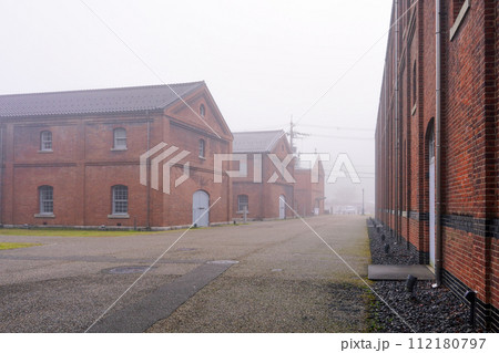 霧に包まれた舞鶴赤れんがパーク(京都府舞鶴市) 霧に包まれた舞鶴赤れんがパーク(京都府舞鶴市) 112180797