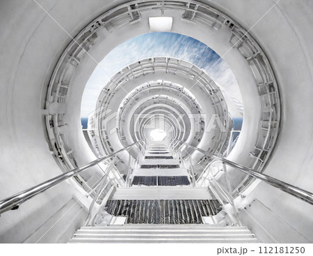 長く伸びる白い階段（宇宙船・未来） 112181250
