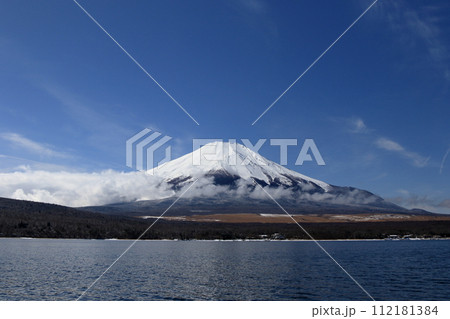 山中湖から見る冬の富士山 山中湖から見る冬の富士山 112181384