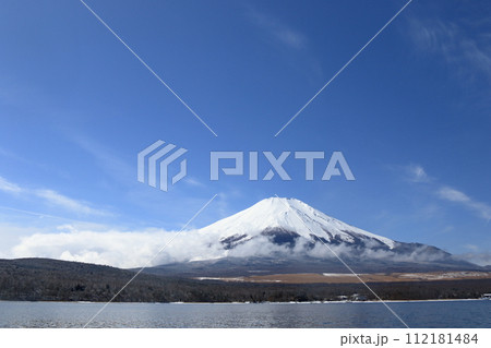 山中湖から見る冬の富士山 山中湖から見る冬の富士山 112181484