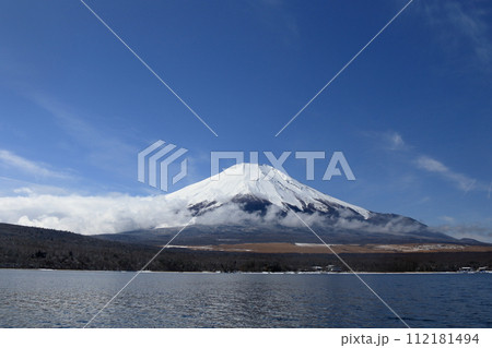 山中湖から見る冬の富士山 山中湖から見る冬の富士山 112181494