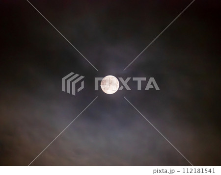 2023年8月30日、北海道旭川市で撮影したスーパームーンと雲 112181541