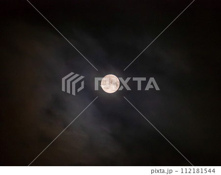 2023年8月30日、北海道旭川市で撮影したスーパームーンと雲 112181544