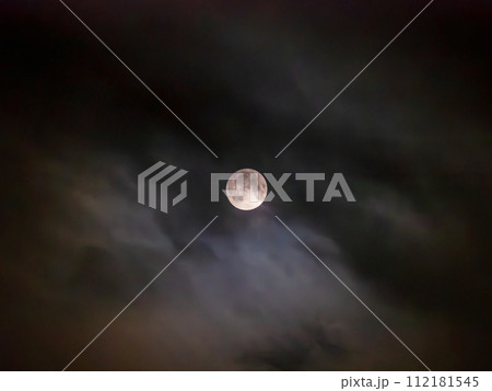 2023年8月30日、北海道旭川市で撮影したスーパームーンと雲 2023年8月30日、北海道旭川市で撮影したスーパームーンと雲 112181545