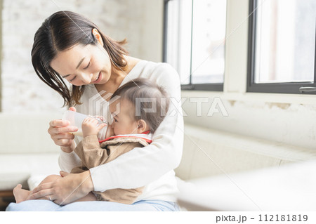 赤ちゃんにミルクを飲ませる女性 112181819