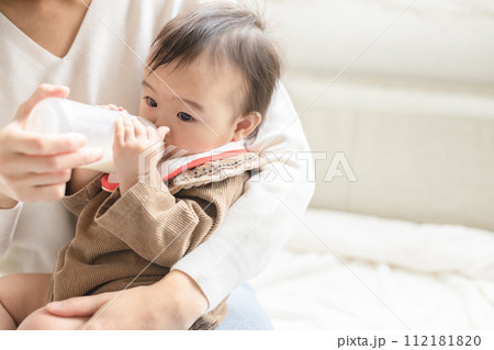 ミルクを飲む赤ちゃん ミルクを飲む赤ちゃん 112181820