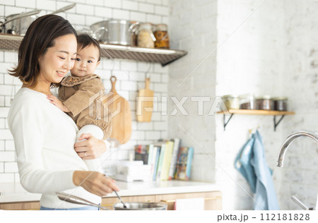 料理するママと赤ちゃん 112181828