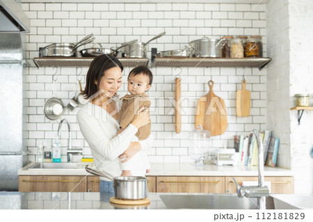 料理するママと赤ちゃん 112181829