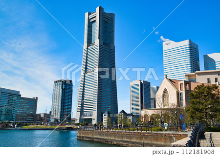 横浜みなとみらい　運河パークからランドマークタワー高層ビルの風景 112181908