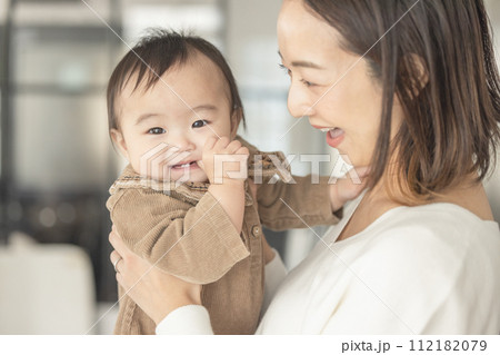 笑顔の赤ちゃんとお母さん 112182079