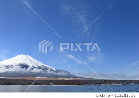 山中湖から見る冬の富士山 山中湖から見る冬の富士山 112182315