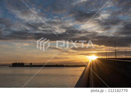 燃えるような朝焼けの琵琶湖　琵琶湖大橋 112182770