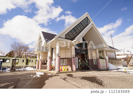 雪に覆われた飯山線戸狩野沢温泉駅(冬) 雪に覆われた飯山線戸狩野沢温泉駅(冬) 112183089