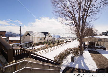 雪に覆われた飯山線戸狩野沢温泉駅(冬) 雪に覆われた飯山線戸狩野沢温泉駅(冬) 112183095
