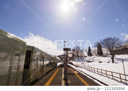 雪に覆われた飯山線戸狩野沢温泉駅(冬) 雪に覆われた飯山線戸狩野沢温泉駅(冬) 112183098