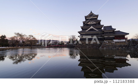 松本城とお堀の水鏡 112183388