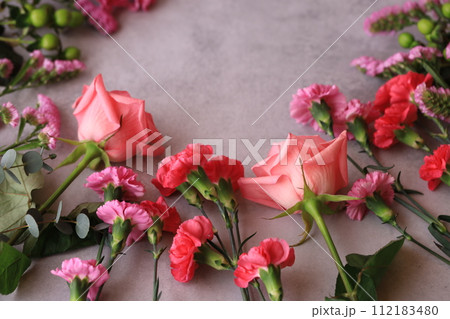ピンク色の花々 112183480