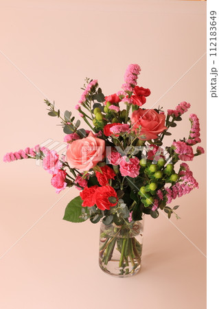 ピンク色の花のアレンジ 112183649