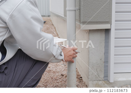 雨どいをチェックする作業員 112183673