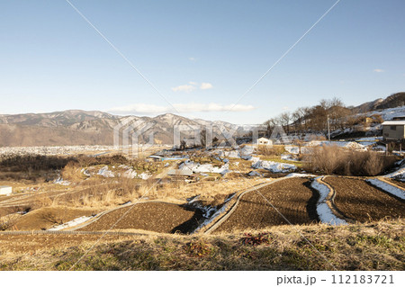 早春の広大な田園風景 早春の広大な田園風景 112183721