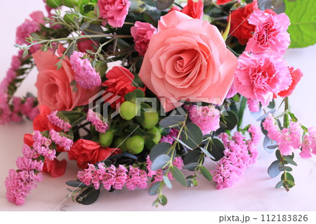 ピンク色の花 112183826