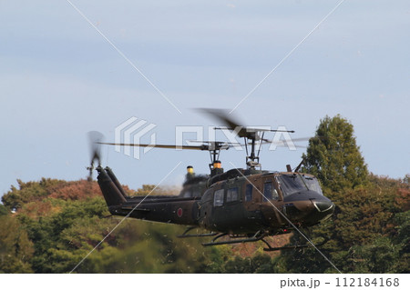 飛行するUH1J多用途ヘリ 112184168