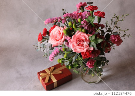 ピンク色の花のアレンジと贈り物 ピンク色の花のアレンジと贈り物 112184476