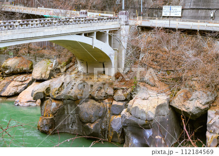 【山清路橋】巨石を利用して造られた橋【東筑摩郡生坂村】 【山清路橋】巨石を利用して造られた橋【東筑摩郡生坂村】 112184569